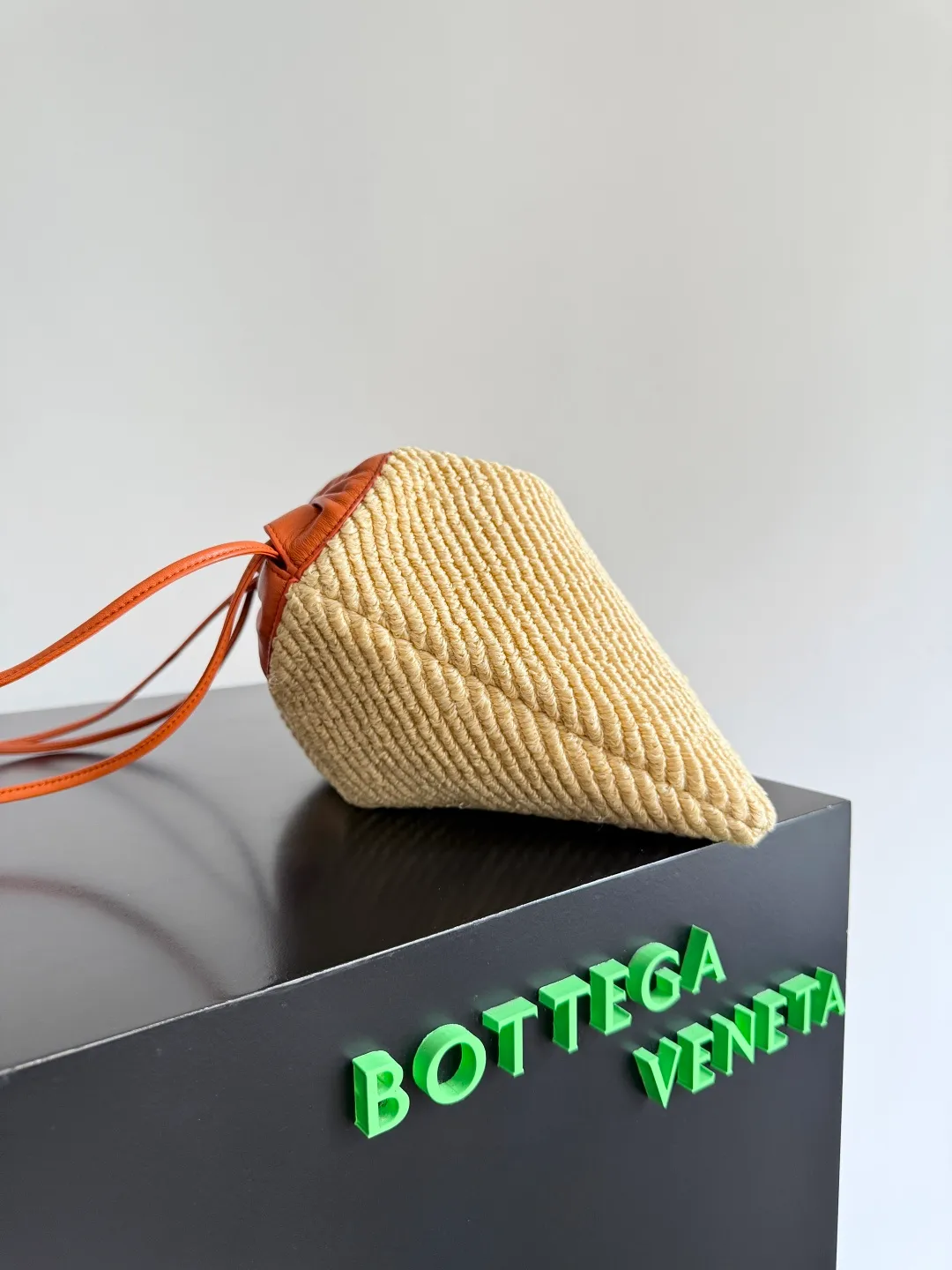Batch 1460 BV is new in summer! The very popular dustbag has also been added to the new straw series. It is a large size. The raffia and burnt orange garbage bag is more casual and lazy. Who needs an open bag when going out in the summer? I really recommend this one. The large opening design is very convenient for taking items when you go out. The shape of the storage bag is very old-fashioned, retro and charming. The overall look is cute and bulging. The hand-carrying method is very playful. The shoulder strap is adjustable. You can adjust it to the length you like according to your preference. It can be worn under the arm, on one shoulder, cross-body, or by hand. Four carrying methods can be realized in one bag. Style number: 829218 Size: 32*23*1cm